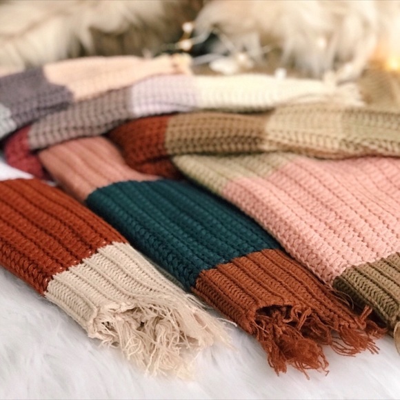 Colorblock V-Neck Cozy Knit Sweater - Picture 8 of 9